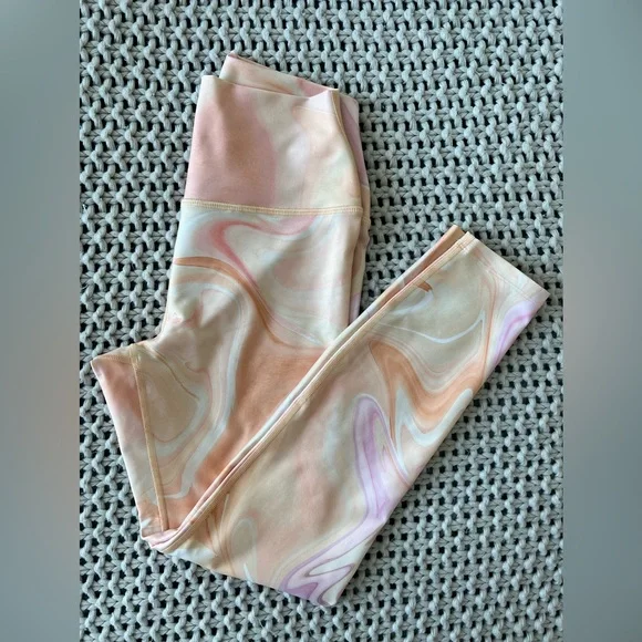 Carbon 38 Printed High Rise 7/8 Leggings in Warped Marble - Picture 6 of 10